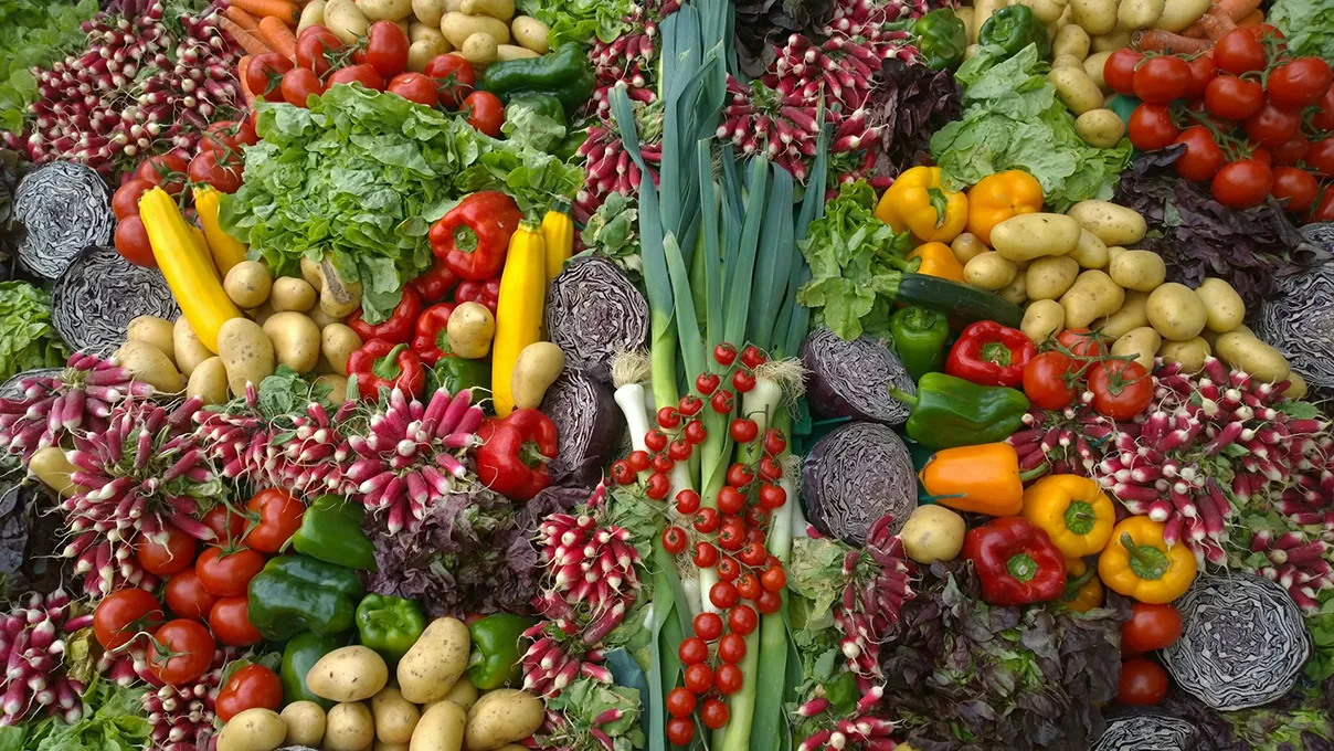 Foto con tanta frutta e verdura assortita che comunica uno stile di vita sano.