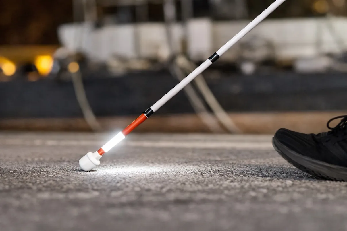 Bastone bianco illuminato per orientamento e mobilità, ausilio tiflotecnico per persone non vedenti.