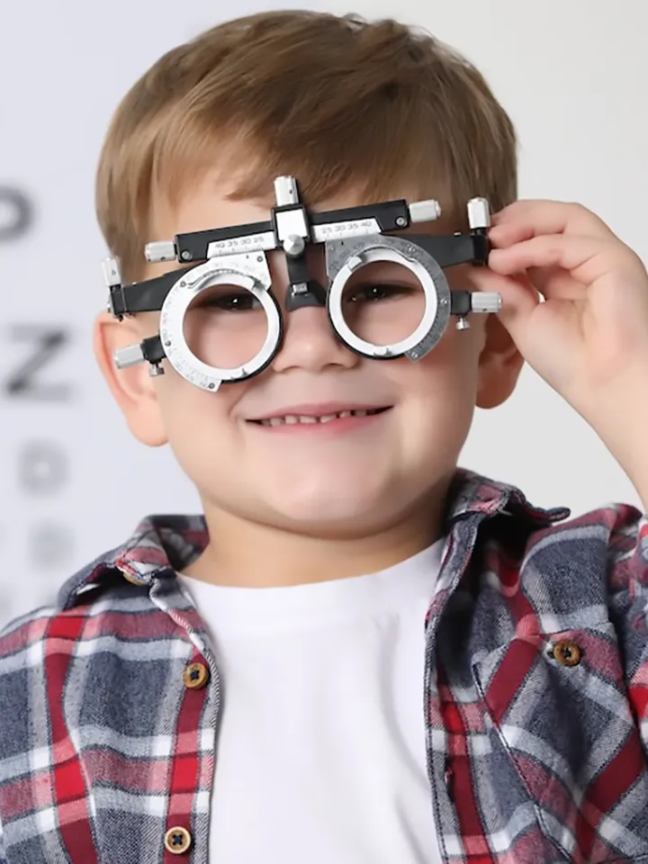 Bambino miope che indossa occhiali di prova con lenti diottriche.