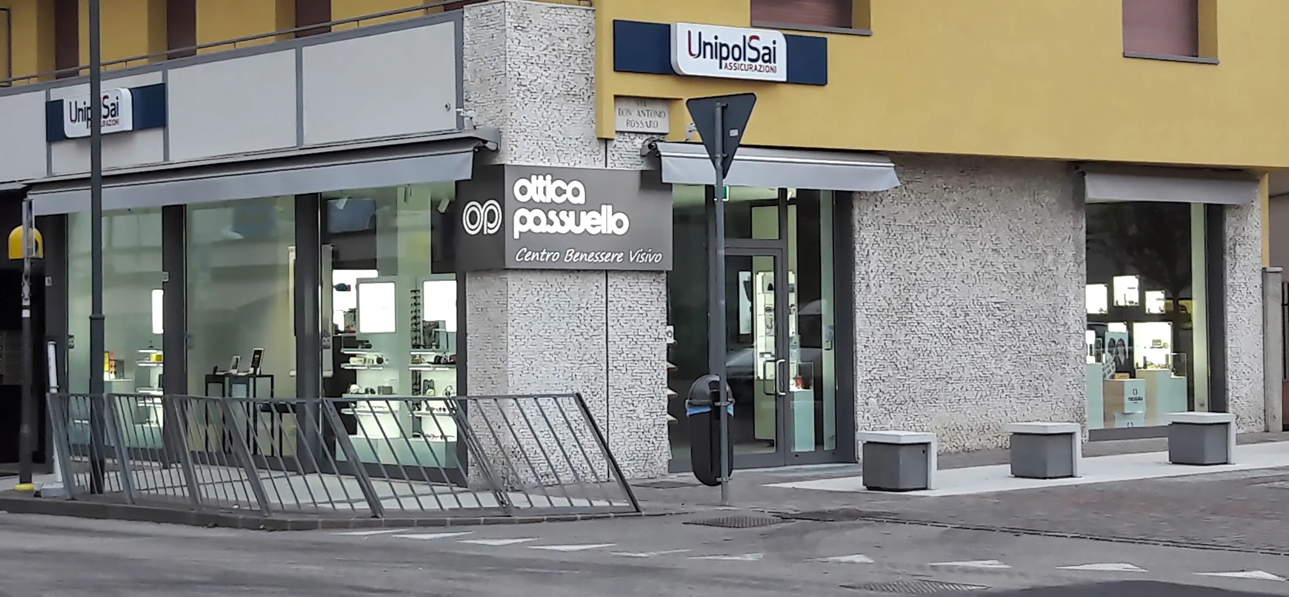 Facciata esterna del negozio Ottica Passuello con vetrine a Rovereto.