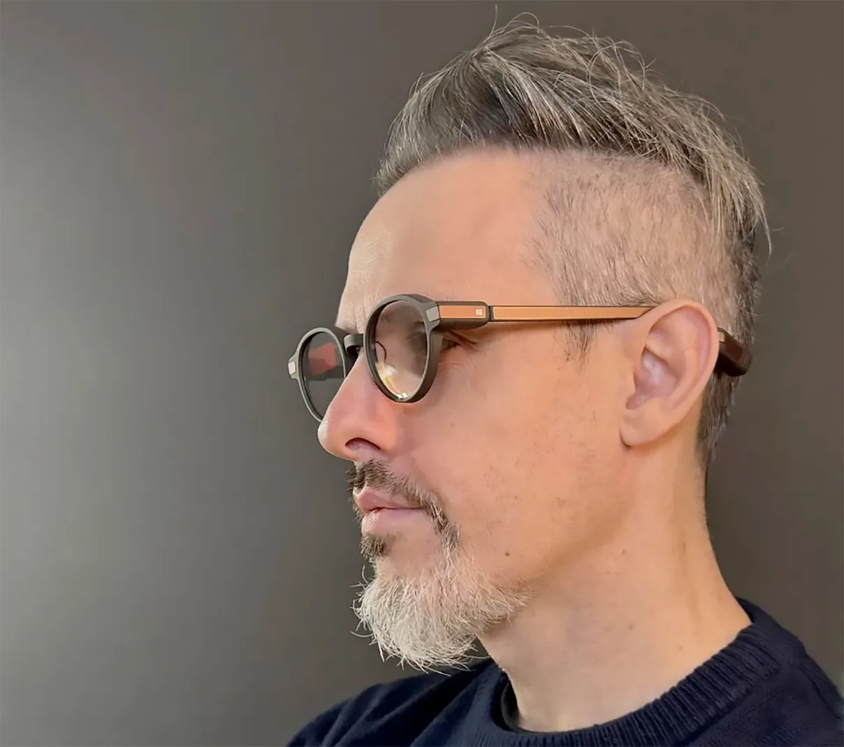 Uomo brizzolato con occhiali smart Even G1 modello A