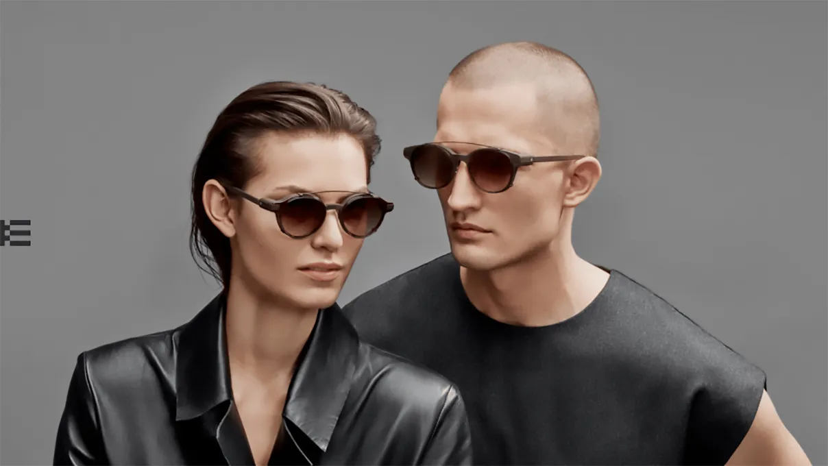 Donna e uomo che indossano gli occhiali smart Even G1