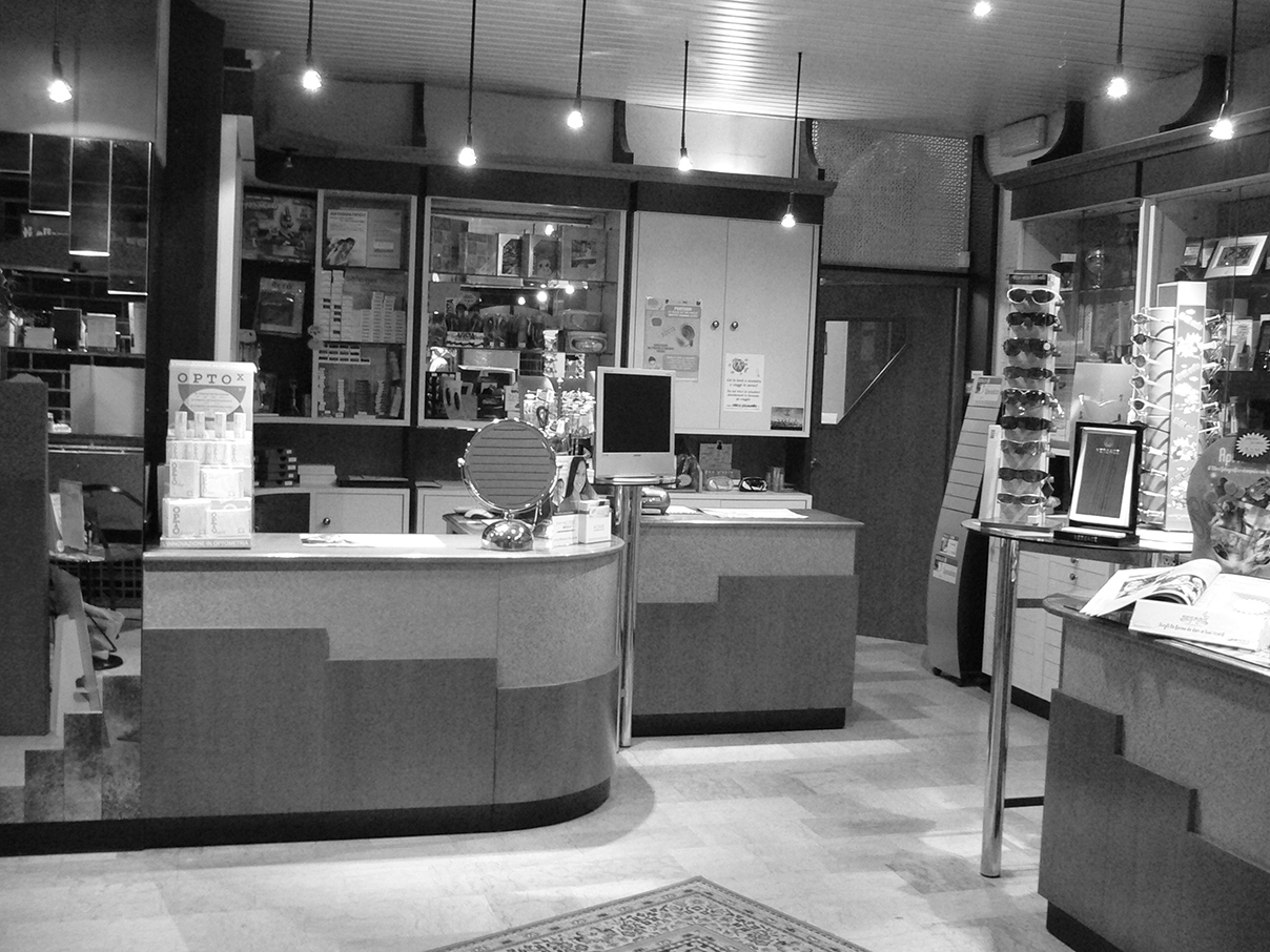 Vista interna della Ottica Passuello. Foto scattata negli anni ottanta.