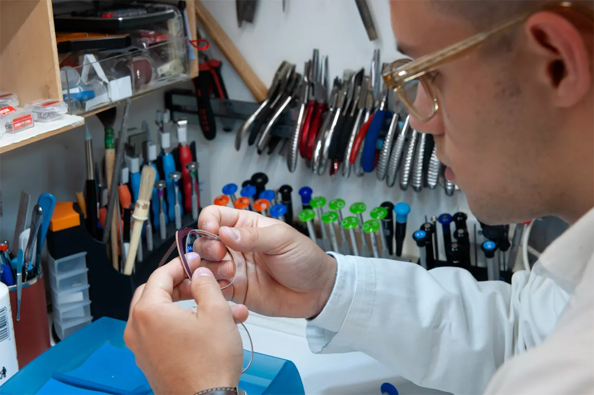 Francesco Passuello al lavoro con una montatura