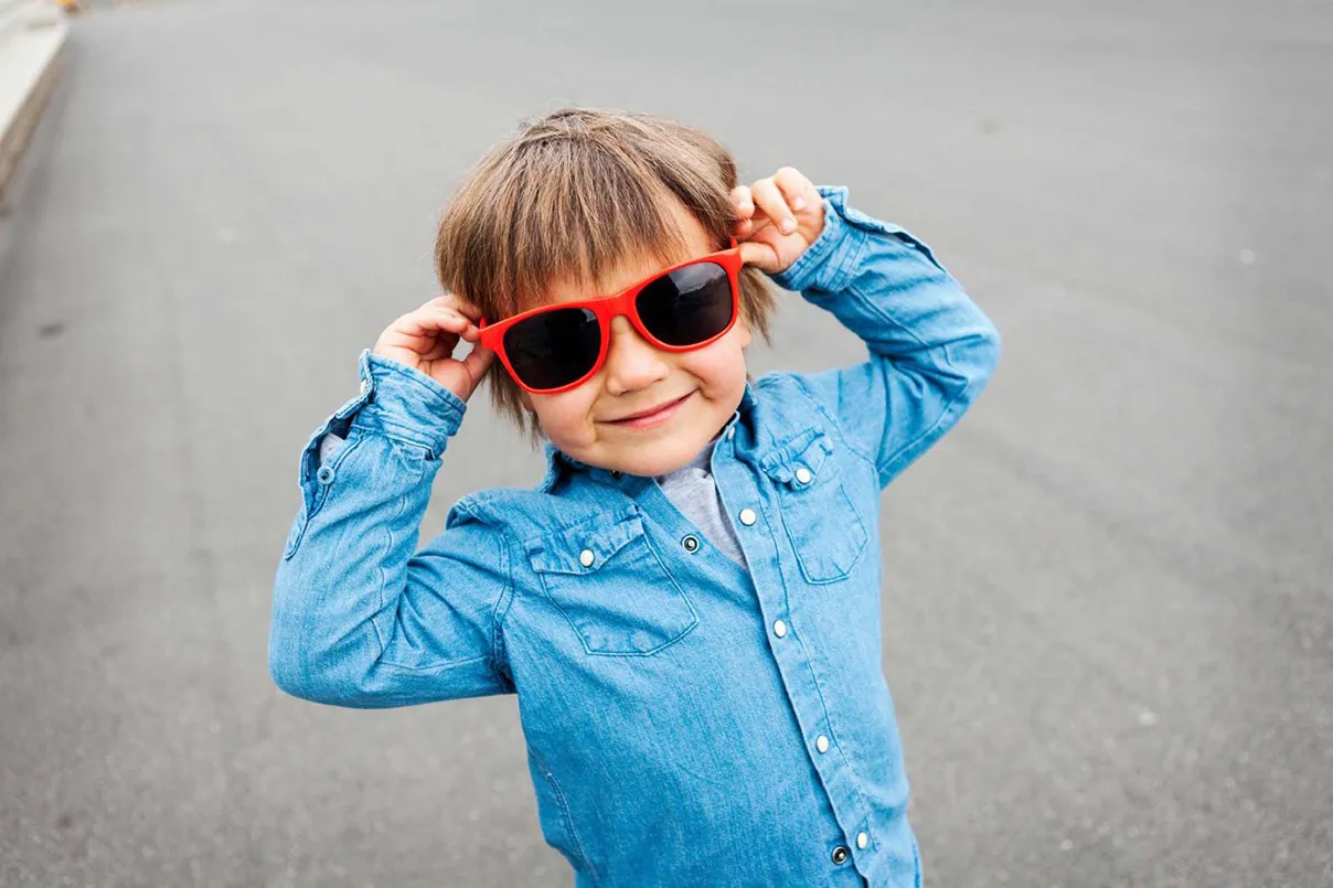 Bambino con occhiali da sole protettivi