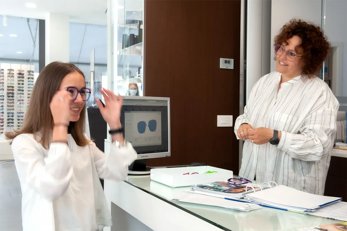 Ragazzina prova occhiali all'interno dell'Ottica Passuello