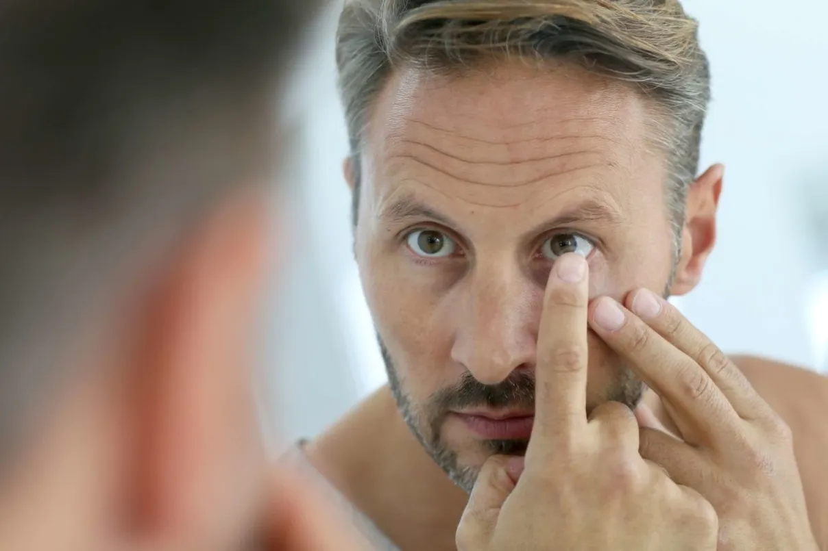 Signore che utilizza lenti a contatto rigide